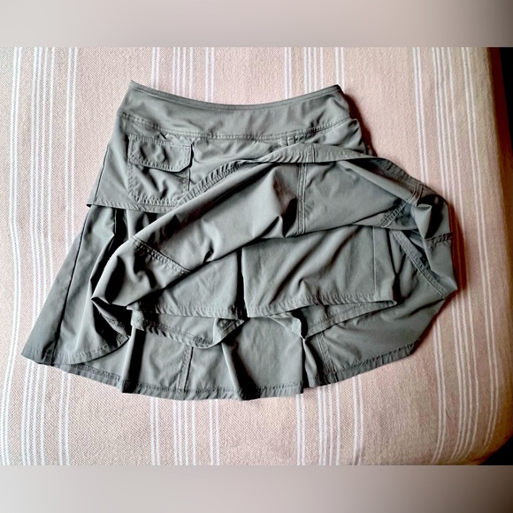 Athleta skort with small button front pocket and tie front bow. - Picture 2 of 6